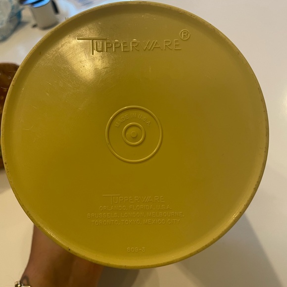 Vintage Tupperware Servalier Canister Container 805-4 Yellow with Lid - Picture 4 of 4